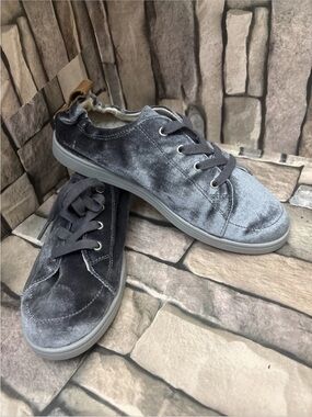 New Women’s. Revitalign Santa Clara Betta velvet sneakers Sz 8.5 D